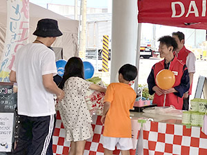 トイレットペーパー詰め放題の様子